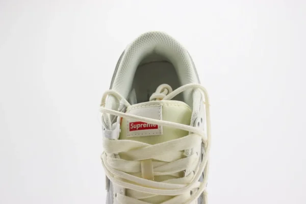 Nike SB Dunk Low x Supreme - Image 9