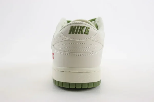 Nike SB Dunk Low x Supreme - Image 6