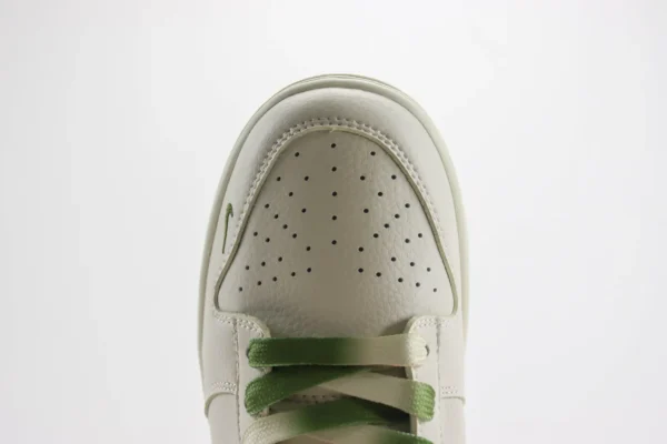 Nike SB Dunk Low x Supreme - Image 8