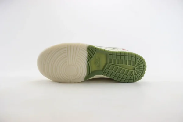 Nike SB Dunk Low x Supreme - Image 4