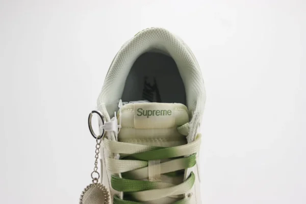 Nike SB Dunk Low x Supreme - Image 9