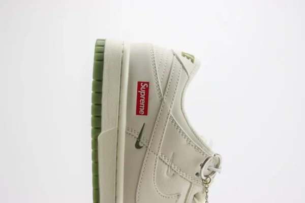 Nike SB Dunk Low x Supreme - Image 7
