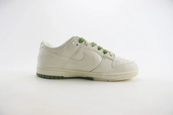 Nike SB Dunk Low x Supreme - Image 3