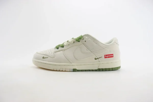 Nike SB Dunk Low x Supreme