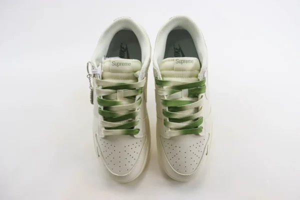 Nike SB Dunk Low x Supreme - Image 5