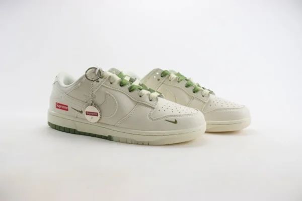 Nike SB Dunk Low x Supreme - Image 2