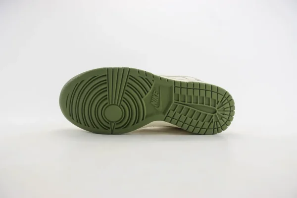 Nike SB Dunk Low x Supreme - Image 4