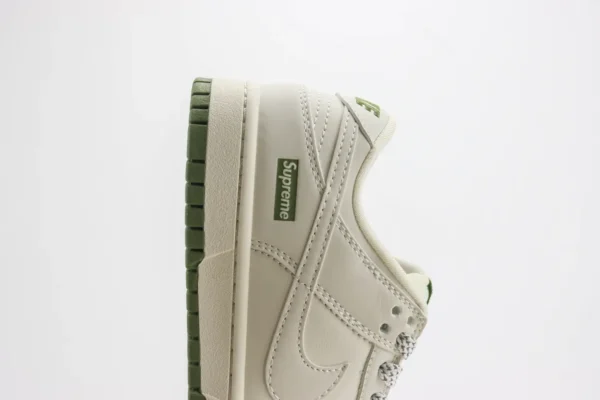 Nike SB Dunk Low x Supreme - Image 7