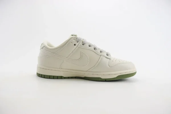 Nike SB Dunk Low x Supreme - Image 3