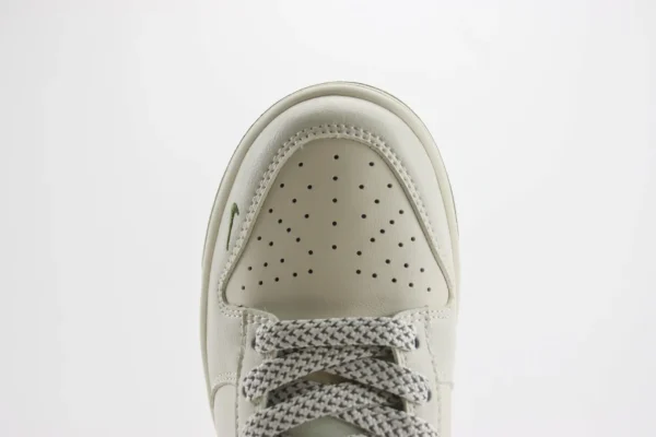 Nike SB Dunk Low x Supreme - Image 8