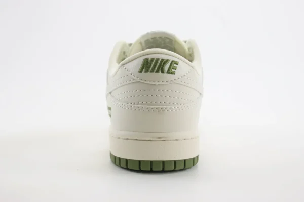 Nike SB Dunk Low x Supreme - Image 6