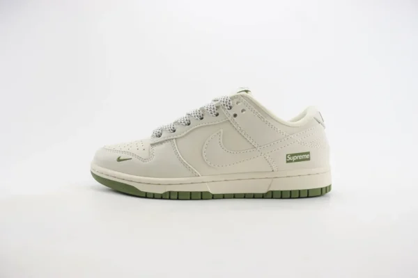 Nike SB Dunk Low x Supreme