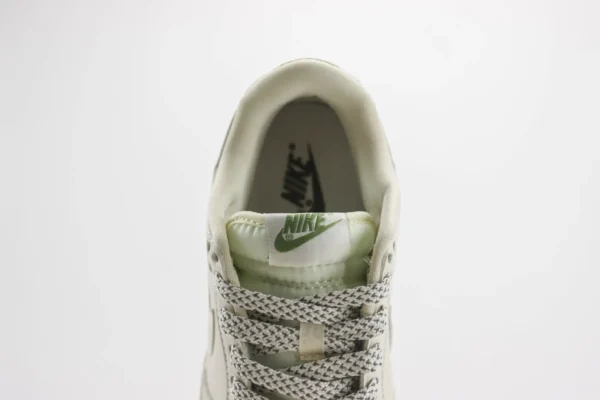 Nike SB Dunk Low x Supreme - Image 9