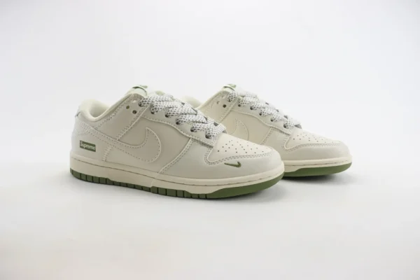 Nike SB Dunk Low x Supreme - Image 2