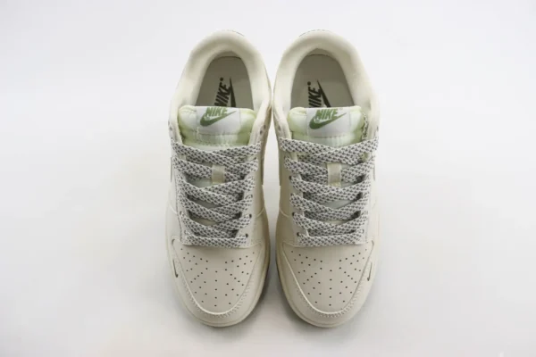 Nike SB Dunk Low x Supreme - Image 5