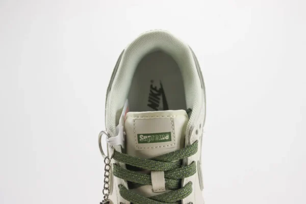 Nike SB Dunk Low x Supreme - Image 9