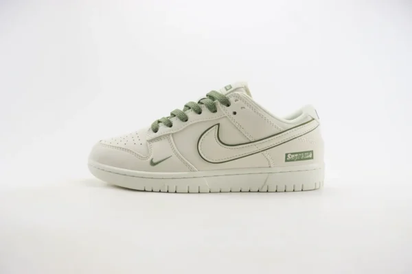 Nike SB Dunk Low x Supreme