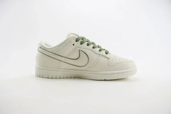Nike SB Dunk Low x Supreme - Image 3