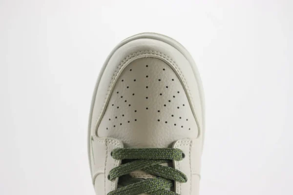 Nike SB Dunk Low x Supreme - Image 8