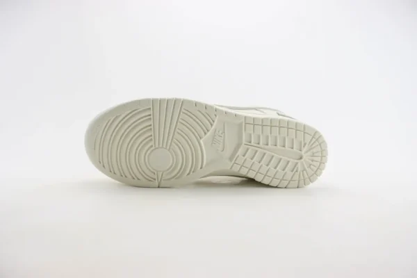 Nike SB Dunk Low x Supreme - Image 4