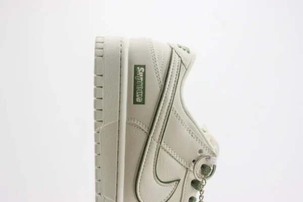 Nike SB Dunk Low x Supreme - Image 7