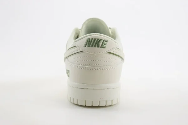 Nike SB Dunk Low x Supreme - Image 6