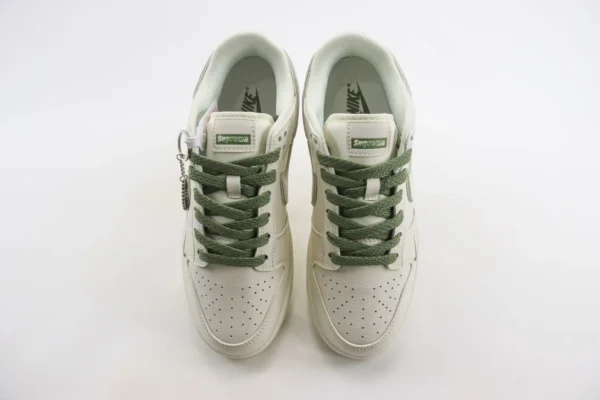 Nike SB Dunk Low x Supreme - Image 5