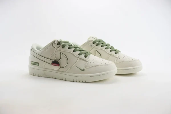 Nike SB Dunk Low x Supreme - Image 2