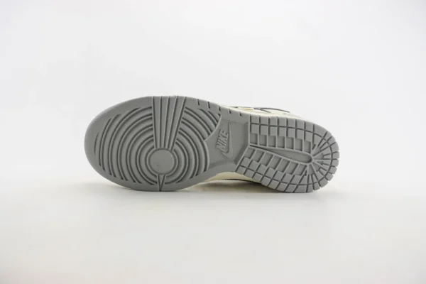 Nike SB Dunk Low x Supreme - Image 4