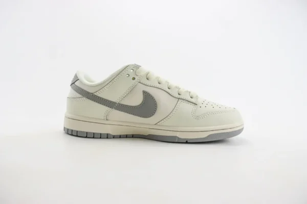 Nike SB Dunk Low x Supreme - Image 3