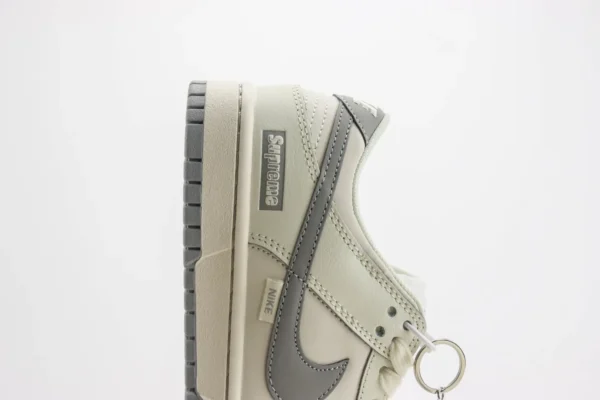 Nike SB Dunk Low x Supreme - Image 7