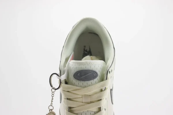 Nike SB Dunk Low x Supreme - Image 9
