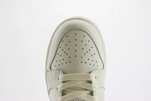 Nike SB Dunk Low x Supreme - Image 8