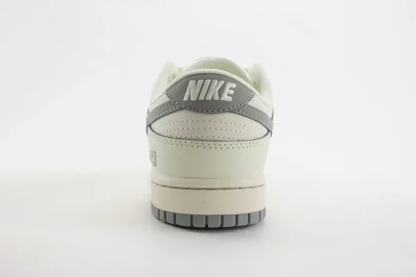 Nike SB Dunk Low x Supreme - Image 6