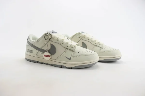 Nike SB Dunk Low x Supreme - Image 2