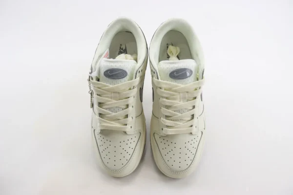 Nike SB Dunk Low x Supreme - Image 5