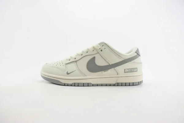 Nike SB Dunk Low x Supreme