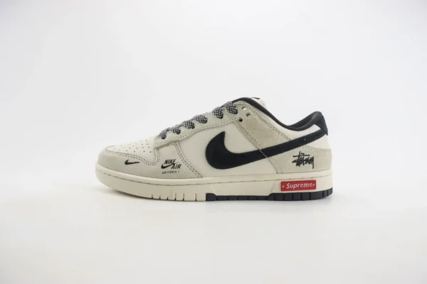 Nike SB Dunk Low x Supreme
