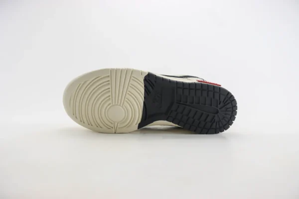 Nike SB Dunk Low x Supreme - Image 4