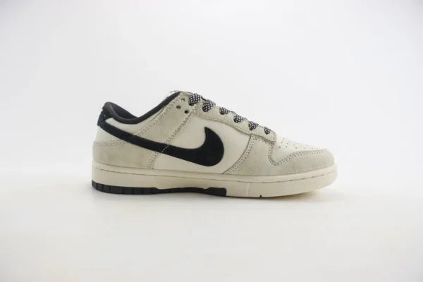 Nike SB Dunk Low x Supreme - Image 3