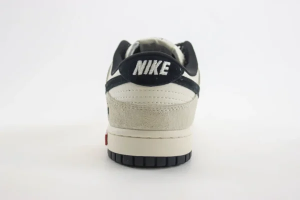 Nike SB Dunk Low x Supreme - Image 6