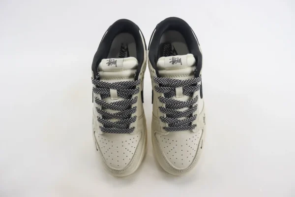 Nike SB Dunk Low x Supreme - Image 5