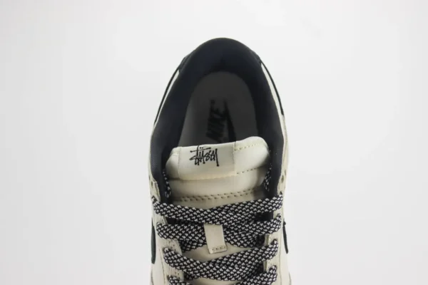 Nike SB Dunk Low x Supreme - Image 9