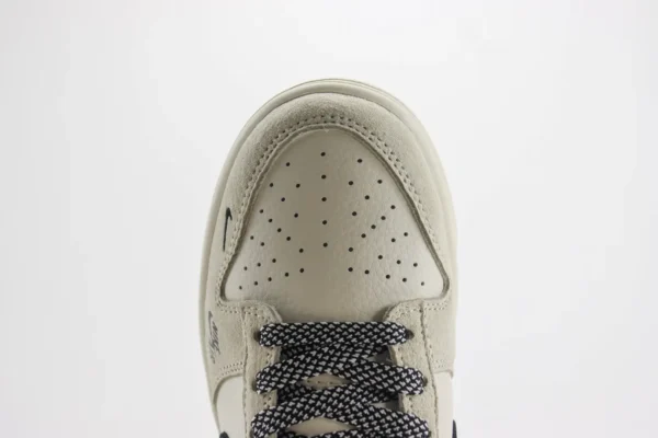 Nike SB Dunk Low x Supreme - Image 8