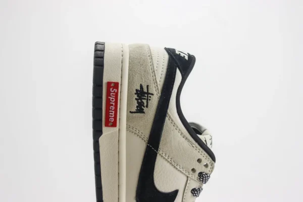 Nike SB Dunk Low x Supreme - Image 7