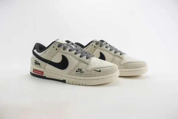 Nike SB Dunk Low x Supreme - Image 2