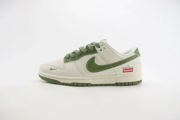 Nike SB Dunk Low x Supreme