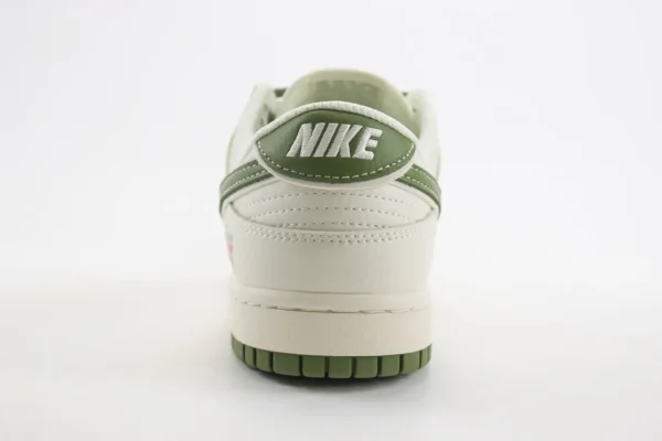 Nike SB Dunk Low x Supreme - Image 6