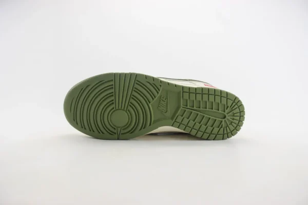 Nike SB Dunk Low x Supreme - Image 4