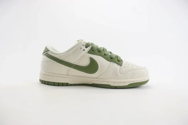 Nike SB Dunk Low x Supreme - Image 3